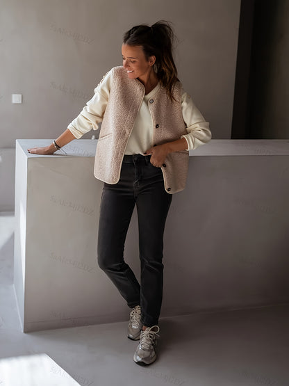 Ollina – Elegant och stilren ärmlös kappa